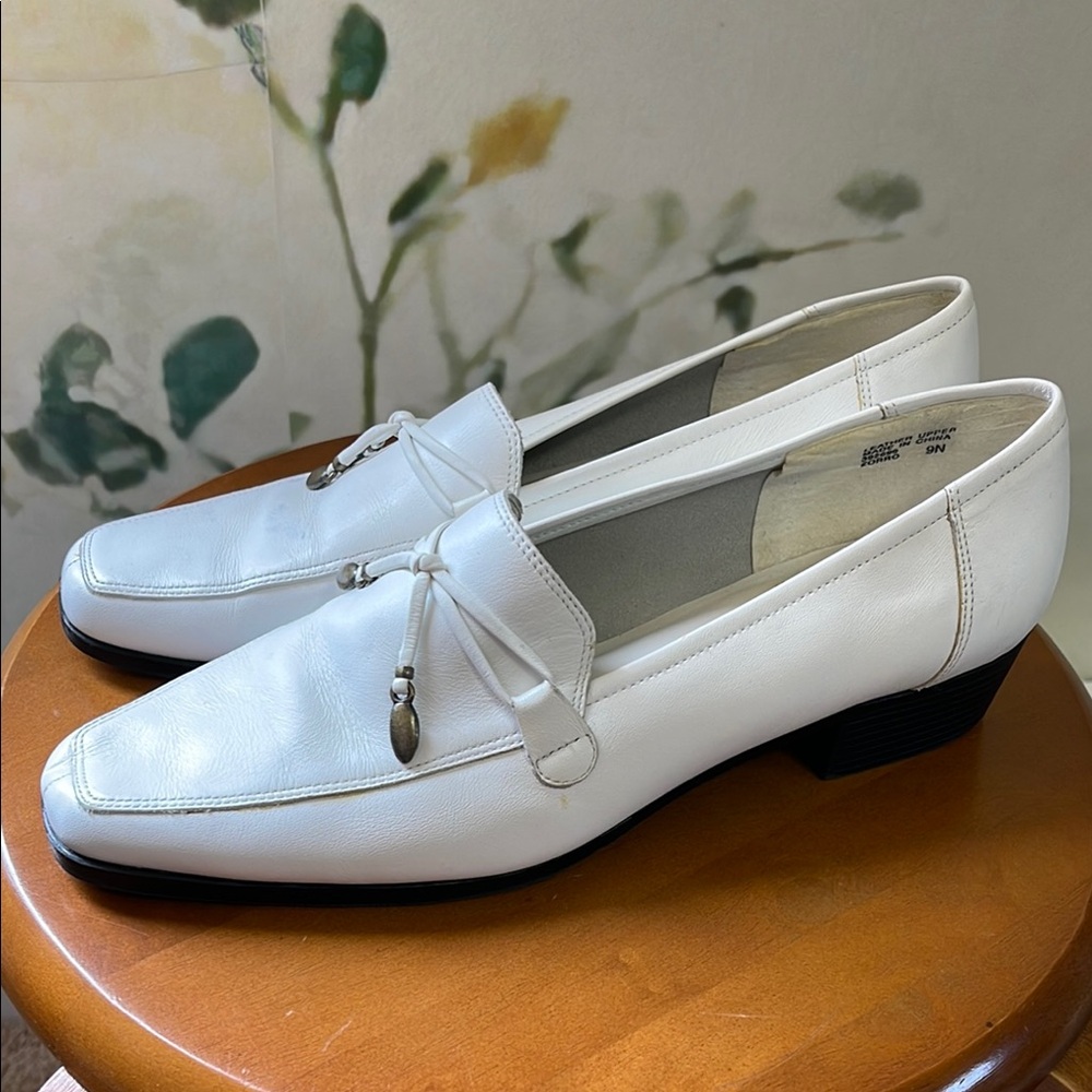 Mootsies Tootsies Vintage Zorro White Leather Loafers